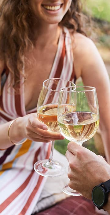 Casal brindando com taças de vinho