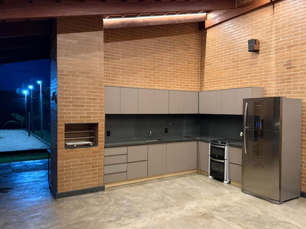 Churrasqueira e cozinha externa da Oka do Caju