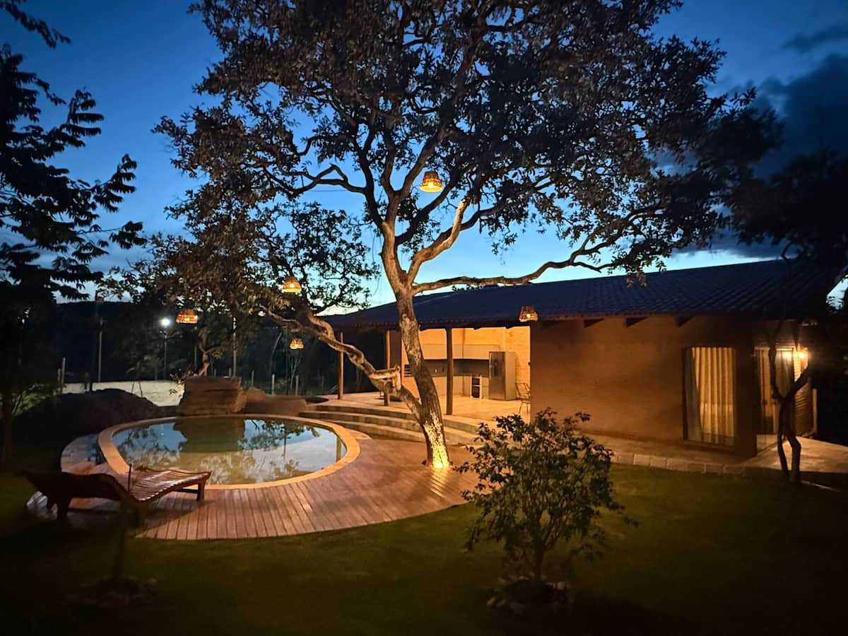 Piscina da Oka do Caju ao entardecer, sob o cajueiro