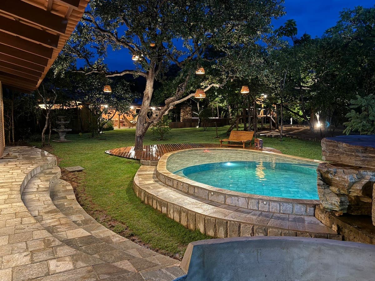 Piscina aquecida com hidromassagem da Oka do Caju à noite