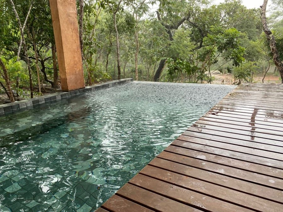 Piscina aquecida integrada ao deck de madeira