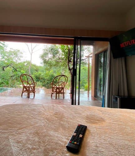 Vista da cama para o deck e piscina